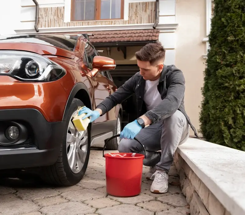 Lavage auto à domicile Saint-Astier : professionnel intervenant sur un véhicule